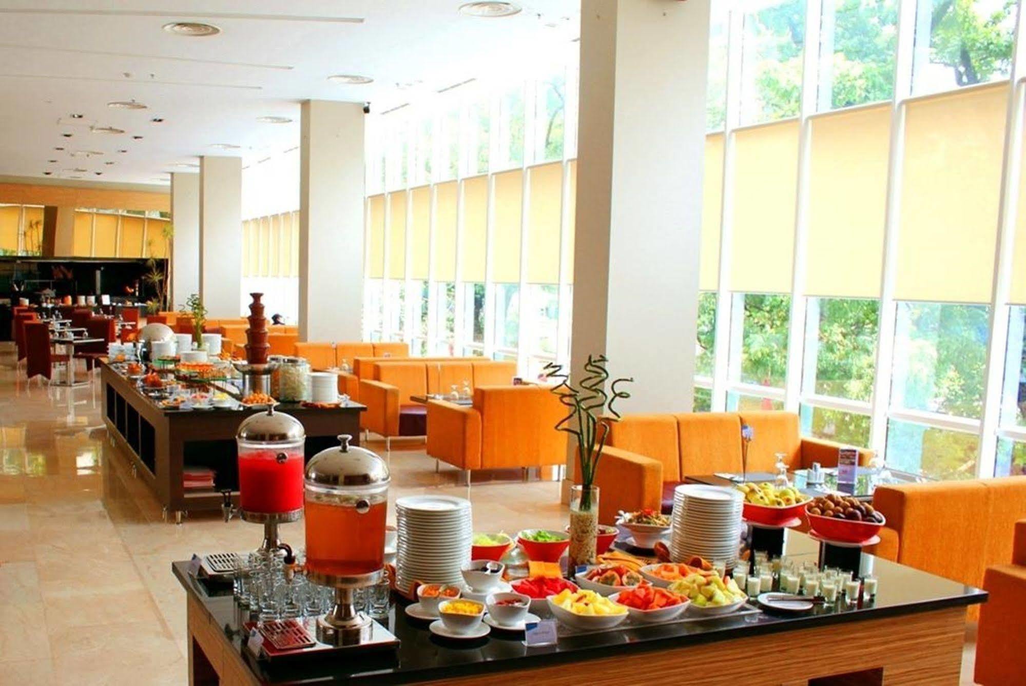 The Luxton Bandung Exterior foto